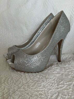 🤎 Aldo Silver Glitter / Sparkle Peep Toe Pumps Heels 5” Heel - Size 9
